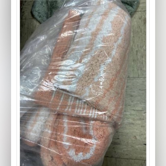 Gradiation Collection Absorbent Cotton 4 Piece Set Machine Washable Bath Rug - Picture 6 of 7